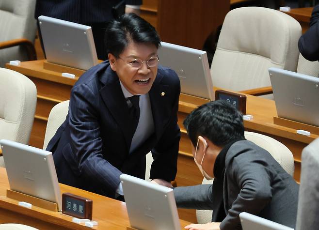 국민의힘 장제원 의원이 지난 2일 오후 국회 본회의장에서 열린 제403호 국회(임시회) 개회식에 참석하며 동료 의원들과 인사를 나누고 있다. ⓒ연합뉴스