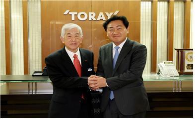 김관영 도지사(우측)가 지난해 12월 도레이 일본 본사에서 닛카쿠 아키히로 사장에게 추가 투자를 요청했다. 사진제공 | 전북도