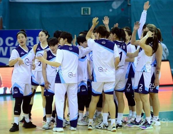 6일 경기도 부천실내체육관에서 열린 ‘신한은행 SOL 2022-2023 여자프로농구’ 부천 하나원큐와 인천 신한은행의 경기에서 신한은행이 하나원큐를 상대로 85-72로 승리한 후 선수들이 코트에서 기쁨을 나누고 있다. 부천 | 김민성 기자 marineboy@donga.com