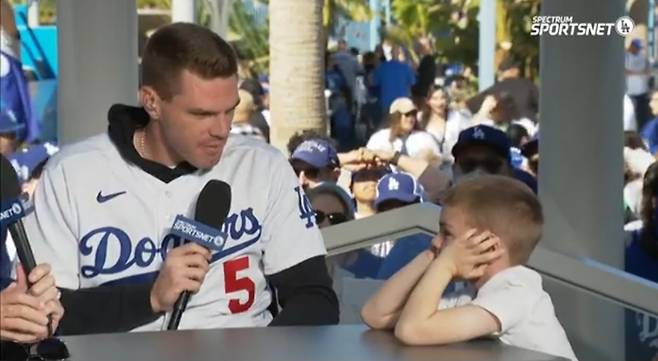 ▲ 프레디 프리먼(왼쪽)과 아들 찰리 프리먼. ⓒ스포츠넷 LA 캡처.