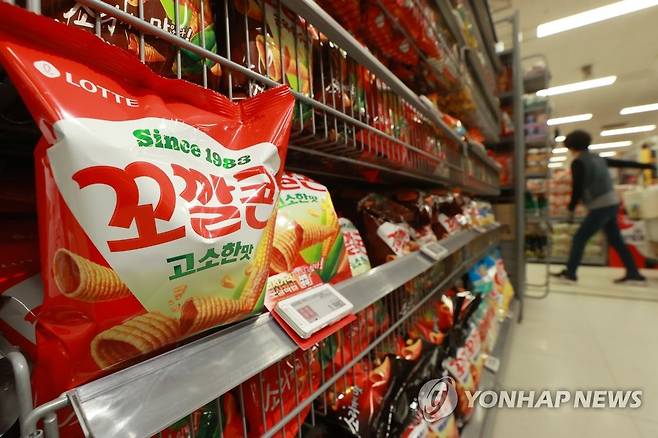꼬깔콘 오른다…롯데제과 가격 인상 (서울=연합뉴스) 진연수 기자 = 내달 과자, 아이스크림, 빵 등 먹거리 가격이 오른다. 롯데제과가 일부 제품의 가격을 내달 1일부터 순차적으로 인상함에 따라 제과류 중 마가렛트는 3천원에서 3천300원으로 오르고 초코빼빼로와 꼬깔콘은 각각 1천500원에서 1천700원으로 인상된다. 사진은 27일 서울 시내 한 대형마트에 진열된 롯데 제과류. 2023.1.27 jin90@yna.co.kr