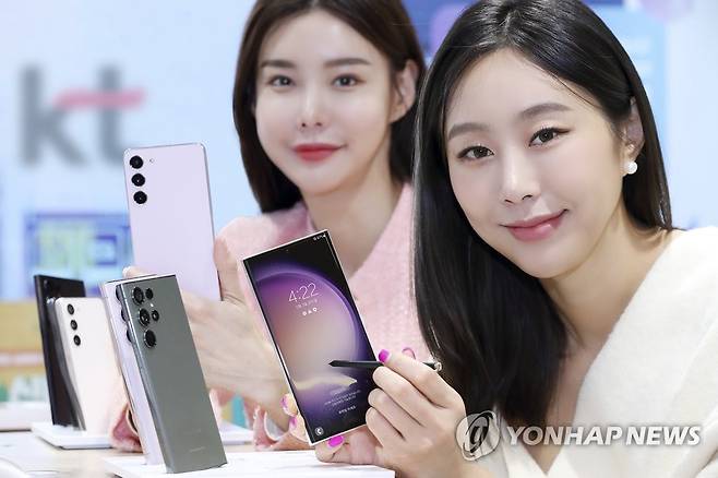 KT, 7일부터 갤럭시 S23 시리즈 사전예약 시작 (서울=연합뉴스) KT가 오는 7일부터 13일까지 전국 KT 매장 및 공식 온라인몰 KT Shop에서 삼성전자 '갤럭시 S23 시리즈' 사전예약을 진행한다고 6일 밝혔다. 사진은 삼성전자 '갤럭시 S23 시리즈' 소개하는 모델들. 2023.2.6 [KT 제공. 재판매 및 DB 금지] photo@yna.co.kr