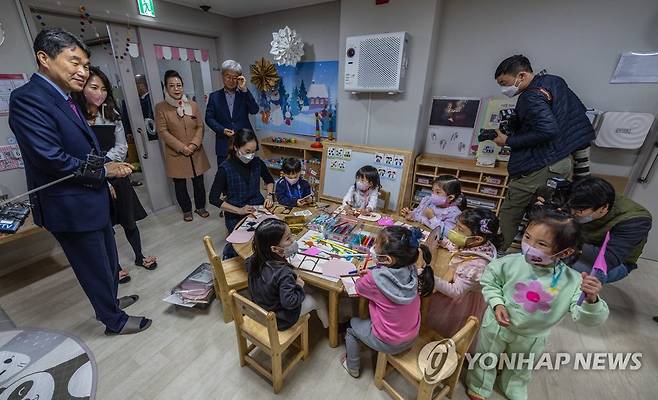 어린이집 원아들과 인사하는 이주호 사회부총리 (서울=연합뉴스) 황광모 기자 = 이주호 사회부총리 겸 교육부 장관이 6일 오전 서울 송파구 위례신도시 내 위례 아이숲 어린이집을 찾아 어린이들과 인사하고 있다.
    이 부총리는 지난달 발표한 교육부·보건복지부로 나뉜 유아교육·보육 관리체계 통합하는 '유보통합'에 대한 현장의 목소리를 듣기 위해 유치원을 찾았다. 2023.2.6 hkmpooh@yna.co.kr