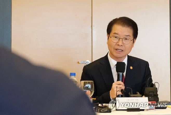 발언하는 이정식 고용노동부 장관 (울산=연합뉴스) 김근주 기자 = 이정식 고용노동부 장관이 6일 울산시 현대중공업 영빈관에서 열린 조선업 원하청 간담회에서 발언하고 있다.  2023.2.6 canto@yna.co.kr