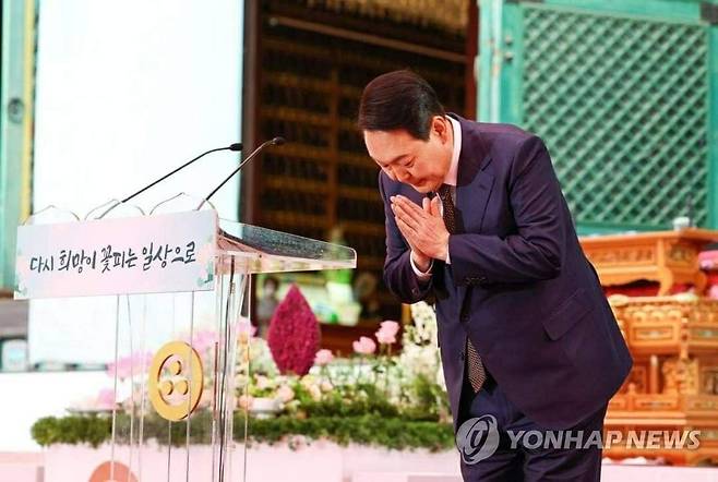 당선인 시절 조계사를 찾은 윤석열 대통령 (서울=연합뉴스) 윤석열 대통령 당선인이 지난해 5월 8일 오전 서울 종로구 조계사에서 열린 불기 2566년 부처님오신날 봉축법요식에 참석해 축사한 뒤 합장하고 있다. 2022.5.8 [당선인대변인실 제공. 재판매 및 DB 금지] kane@yna.co.kr