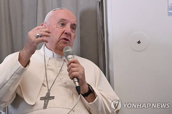 프란치스코 교황 (AFP=연합뉴스) 프란치스코 교황이 5일(현지시간) 아프리카 순방을 마치고 이탈리아 로마로 향하는 전용기에서 기자들과 만나 발언하고 있다. 2023.02.06 photo@yna.co.kr
