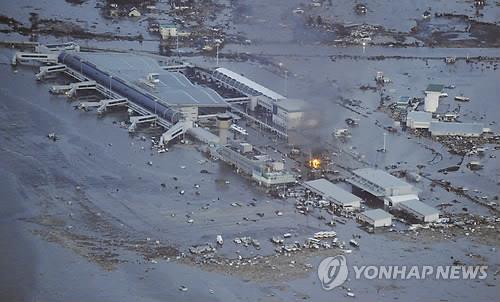2011년 3월 동일본 대지진 당시 쓰나미가 덮친 센다이 공항 [교도 연합뉴스 자료 사진. 재판매 및 DB 금지]