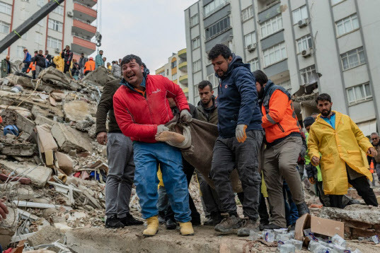 튀르키예 아다나 지역에서 구조대들이 생존자를 신속하게 구조하고 있다. (사진=AFP)