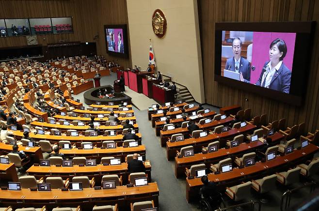 한덕수 국무총리가 7일 오후 서울 여의도 국회에서 열린 제403회국회(임시회) 제3차 본회의 경제 분야 대정부 질문에서 서영교 더불어민주당 의원의 질의에 답변하고 있다. (사진=노진환 기자)