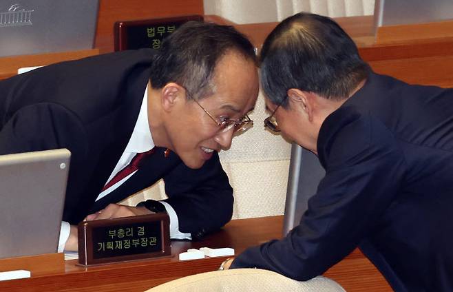 한덕수(오른쪽) 국무총리와 추경호 경제부총리 겸 기획재정부 장관이 7일 오후 서울 여의도 국회에서 열린 제430회국회(임시회) 제3차 본회의 경제분야 대정부질문에서 대화하고 있다.(사진=노진환 기자)