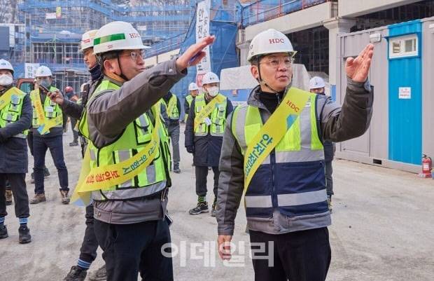 최익훈 HDC현대산업개발 대표이사(오른쪽)가 현장 안전 점검을 실시하고 있다. (사진=HDC현대산업개발)