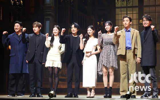 7일 오후 서울 서초구 예술의전당 CJ토월극장에서 연극 '셰익스피어 인 러브' 기자간담회가 열렸다.   배우 송영규, 임철형, 정소민, 채수빈, 김유정, 정문성, 이상이, 김성철이 참석해 포즈를 취하고 있다.  박세완 엔터뉴스팀 기자 park.sewan@jtbc.co.kr (콘텐트비즈니스본부)