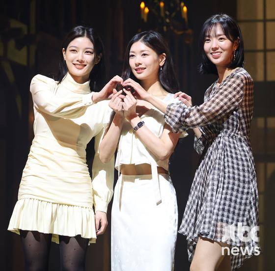 7일 오후 서울 서초구 예술의전당 CJ토월극장에서 연극 '셰익스피어 인 러브' 기자간담회가 열렸다.   배우 송영규, 임철형, 정소민, 채수빈, 김유정, 정문성, 이상이, 김성철이 참석해 포즈를 취하고 있다.  박세완 엔터뉴스팀 기자 park.sewan@jtbc.co.kr (콘텐트비즈니스본부)