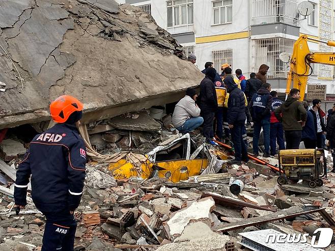 6일(현지시간) 튀르키예에서 리히터 규모 7.9의 강진이 발생했다. 사진은 튀르키예 동남부 도시 디야르바키르에서 지진으로 무너진 건물에서 구조작업을 벌이는 모습. ⓒ 로이터=뉴스1 ⓒ News1 박재하 기자