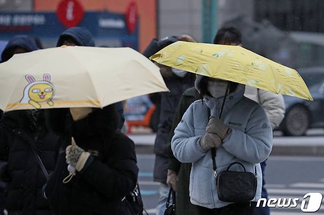 우산 쓴 행인들. ⓒ News1