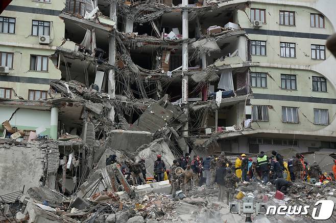 6일  튀르키예 디야르바키르서 규모 7.8과 7.5에 달하는 강진이 연이어 발생해 건물이 처참하게 무너졌다. ⓒ 로이터=뉴스1