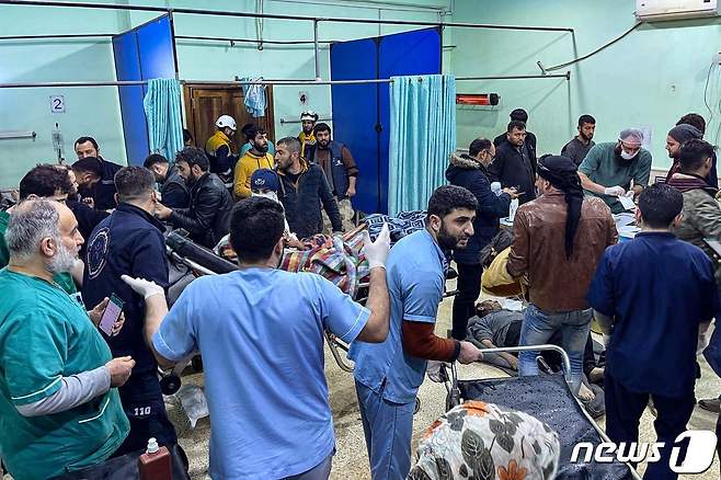 튀르키예(터키)와 접경한 시리아 이들리브 밥-알하와 소재 한 병원이 6일(현지시간) 새벽 튀르키예 강진 여파로 부상을 입은 환자들이 몰리면서 시장통을 방불케 하고 있다. 2023.2.6 ⓒ AFP=뉴스1 ⓒ News1 정윤미 기자