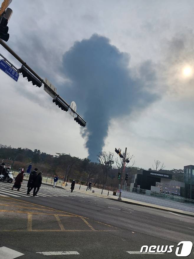 7일 낮 12시36분께 경기 남양주시 금곡동의 화장지 보관 창고 건물에서 불이 나 연기가 치솟고 있다. (독자 제공) /뉴스1