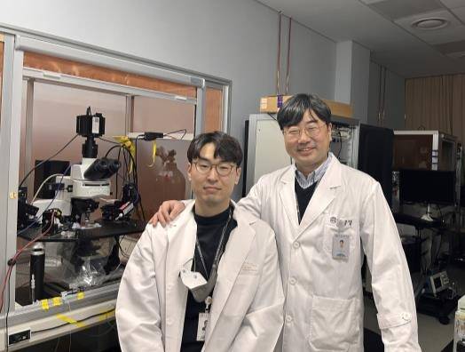 한국뇌연구원의 김용석 학생연구원(왼쪽), 라종철 책임연구원 (한국뇌연구원 제공) 2023.02.07 /뉴스1