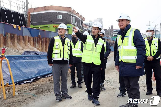 김한영 한국철도공단이사장(왼쪽 두 번째)이 매천교 개량공사 현장을 점검하고 있다. (국가철도공단 제공)/뉴스1