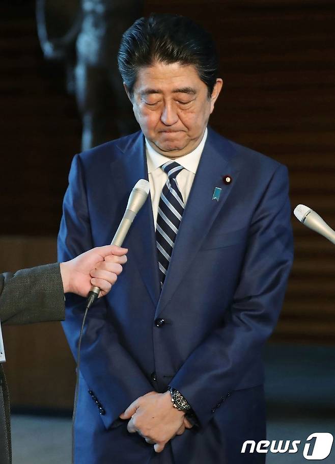 아베 신조(安倍晋三) 일본 총리가 12일 오후 도쿄(東京) 총리관저에서 사학재단 모리토모 학원의 국유지 헐값 매입 의혹과 관련, 재무성이 문서조작을 한 것에 대해 대국민 사과를 했다. 아베 총리는 "행정 전체의 신뢰를 뒤흔들 수 있는 사태이며, 행정의 수장으로서 책임을 통감한다. 국민들에게 깊은 사과의 말을 전한다＂고 했다. ⓒ AFP=뉴스1 ⓒ News1 최종일 기자