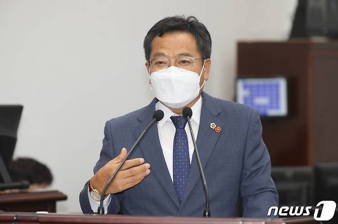 송창권 제주도의원(더불어민주당·외도·이호·도두동)이 19일 제주도의회 제409회 제1차 정례회 제2차 본회의에서 오영훈 도지사를 상대로 도정에 대한 질문을 하고 있다. (제주도의회 제공) 2022.9.19/뉴스1 ⓒ News1 홍수영 기자