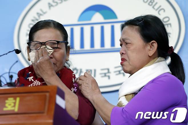 베트남전 퐁니퐁넛 사건 학살 생존자 응우옌티탄 씨(왼쪽)가 19일 서울 여의도 국회 정론관에서 열린 '베트남전 한국군 민간인학살 진상규명 촉구를 위한 생존자 기자회견'에서 한국군의 끔찍한 학살 당시 상황을 증언하며 눈물을 흘리고 있다. 1968년 베트남 퐁니 마을에서 한국군의 학살로 어머니, 언니, 남동생, 이모, 사촌 동생까지 다섯명의 가족을 잃은 응우옌티탄씨는 50년 동안 한국군의 어떠한 사과도 없었으며 오히려 군복을 입은 참전군인들이 나타나 앞을 가로막았다며 이들의 진정어린 사과를 요구했다. 2018.4.19/뉴스1 ⓒ News1 안은나 기자