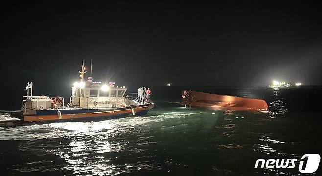 전남 신안군 임자면 대비치도 서쪽 해상에서 해경 등 구조 당국이 청보호 전복사고 실종자 야간 수색 작업을 진행했던 모습.(목포해양경찰 제공) 2023.2.5/뉴스1