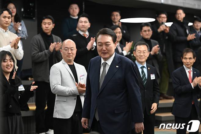 윤석열 대통령이 7일 대전 한국과학기술원(KAIST·카이스트) 창업원에서 열린 '과학기술·디지털 혁신기업인과의 대화'에 참석하고 있다. (대통령실 제공) 2023.2.7/뉴스1 ⓒ News1 오대일 기자