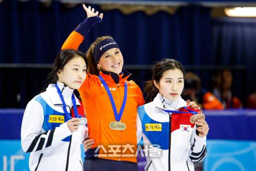 수잔 슐팅(가운데)과 그의 경쟁자인 최민정(왼쪽), 김길리. ISU