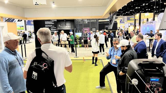 국내 기술로 만든 퍼팅 시뮬레이터 투어펏 서클이 미국 올랜도에서 열린 PGA쇼에 전시돼 수 많은 외국 바이어들의 이목을 끌고 있다. 사진제공 | 브로틴