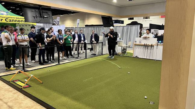 퍼팅 교습가 최종환 코치가 올랜도 PGA쇼에 설치한 투어펏 서클 부스에서 시뮬레이터 원리를 설명하고 있다. 사진제공 | 브로틴