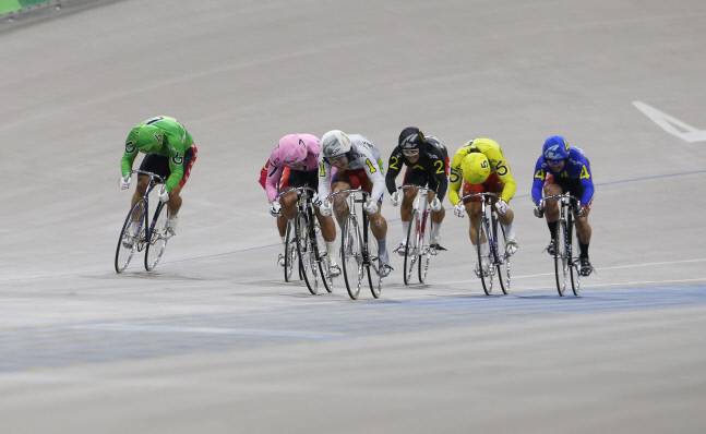 광명스피돔에서 선수들이 결승선을 앞두고 전력을 다하고 있다