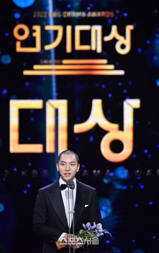 KBS2 드라마 ‘법대로 사랑하라’로 2022 KBS연기대상에서 대상을 수상한 이승기. 연예계에 따르면 이승기는 ‘법대로 사랑하라’ 제작진에게 이다인과 3월 결혼예정이라고 밝혔다. 사진|KBS