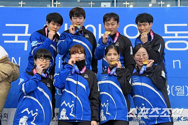 서울특별시 농아인 컬링선수단 동계체전 남녀 동반 금메달. 사진제공=서울시장애인체육회