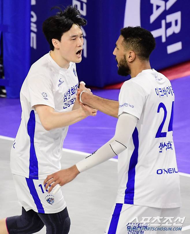 7일 인천 계양체육관에서 배구 V리그 남자부 대한항공과 삼성화재의 경기가 열렸다. 득점을 올린 삼성화재 김정호가 이크바이리와 하이파이브를 나누고 있다. 인천=송정헌 기자songs@sportschosun.com/2023.02.07/