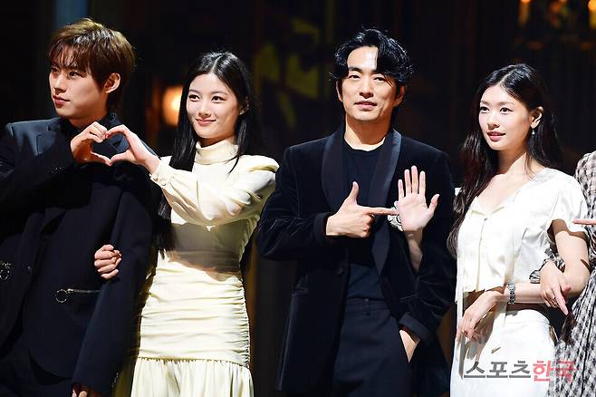 연극 '셰익스피어 인 러브' 기자간담회에 참석한&nbsp;&nbsp;배우 김성철, 김유정, 정문성, 정소민.&nbsp;ⓒ이혜영 기자 lhy@hankooki.com