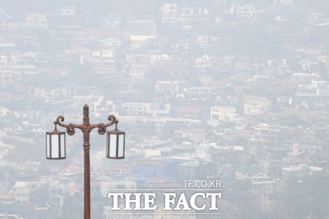 미세먼지는 전국 곳곳에서 기승을 부리겠다. 미세먼지 농도는 수도권과 강원 영서, 충청권, 호남권은 '나쁨', 그 외의 지역은 '보통' 수준을 보이겠다. /남윤호 기자