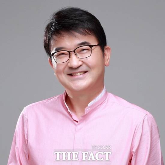 김호정 앵커의 아버지 김승현은 예능계에서 자타가 공인하는 MC로 정평이 나 있다. TV와 라디오 등을 통해 편안하고 안정감 있는 진행자로 대중 친화적인 이미지를 갖고 있다. /더팩트 DB