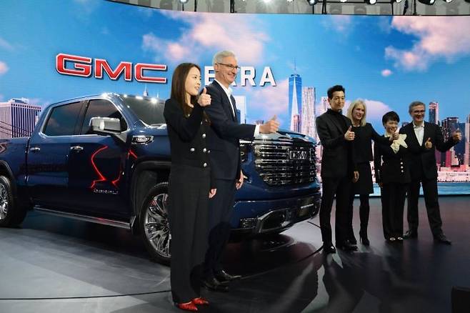 GMC 시에라 쇼케이스 현장에서 기념사진을 촬영하고 있는 정정윤 최고마케팅책임자, 로베르토 렘펠 GM 한국사업장 사장, 정성일 GMC 시에라 엠버서더, 몰리 펙 글로벌 GMC&뷰익 최고마케팅 책임자, 윤명옥 홍보부문 전무, 카를로스 미네르트 영업·서비스 부문 부사장의 모습. 사진=유현석 기자