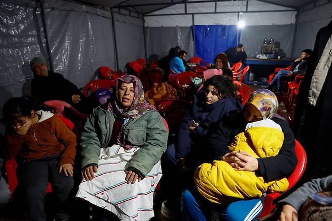 7일(현지 시각) 터키 오스마니예에서 지진 발생 이후 건물에서 빠져나온 주민들이 대피소에 모여 있다. /로이터 연합뉴스