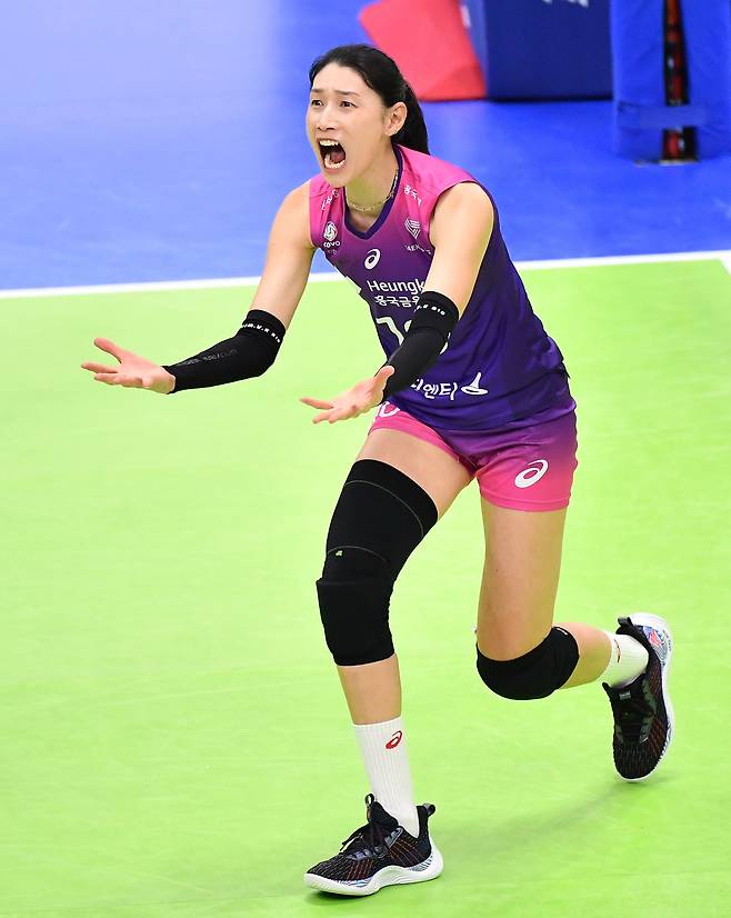 프로배구 여자부 흥국생명 김연경이 7일 수원에서 현대건설과 벌인 경기에서 두 번째 세트 도중 득점한 뒤 환호하고 있다. /한국배구연맹