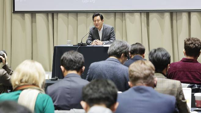 오세훈 서울시장이 7일 오후 서울시청에서 열린 2023년 서울주재 외신기자 간담회에서 취재진의 질문에 답하고 있다. /연합뉴스