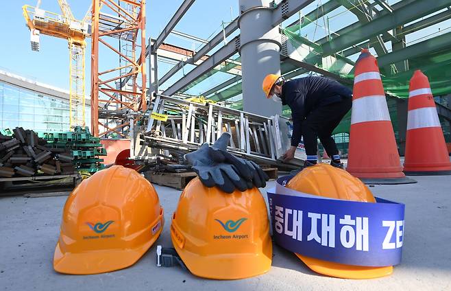 건설 현장에 안전모와 장갑이 놓여 있다./뉴스1