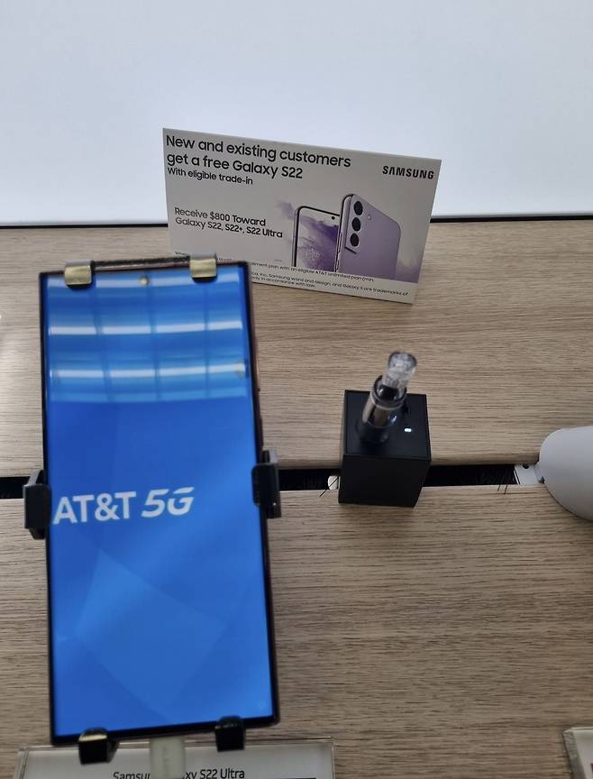 미국 샌프란시스코의 한 전자제품 매장에서 갤럭시S22 공짜 할인 행사를 하고 있다. /변지희 기자