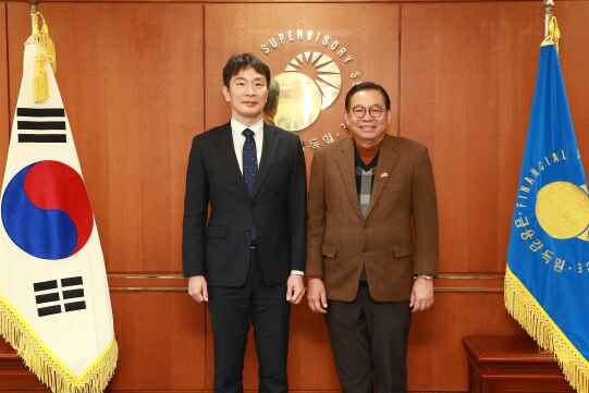 이복현 금융감독원장과 간디 술리스티얀토 주한 인도네시아 대사가 지난 3일 간담회 후 기념 촬영을 하고 있다./금융감독원 제공