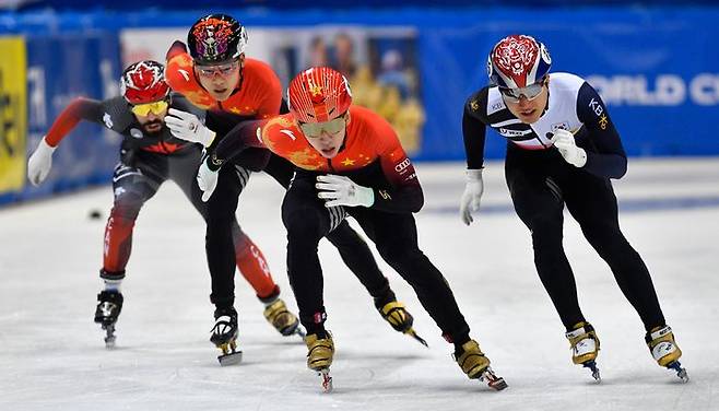 남자 500m 결승서 김태성을 제치고 1위로 올라서는 린샤오쥔. ⓒ AP=뉴시스