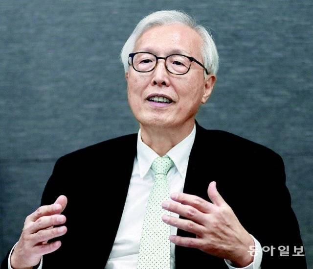 신각수 전 주일대사는 1일 동아일보 인터뷰에서 “우리 국민도 왜 한일 관계가 개선되어야 하는지 조금씩 납득하기 시작한 것 같다”며
 “정부가 노력해 강제징용 피해자와 여론의 반발이 줄어든다면 강제징용 협상에서 일본이 더 움직일 가능성이 크다”고 말했다. 안철민
 기자 acm08@donga.com