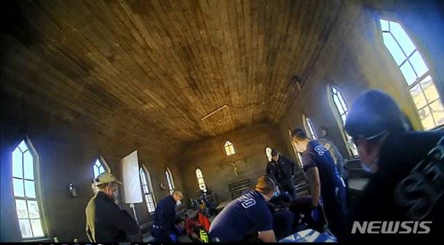 촬영 중 실탄이 발사돼 제작진이 사망하는 사건이 벌어진 목조 교회 세트장에 경찰관들이 진입해 증거를 수집하고 있다. AP 뉴시스