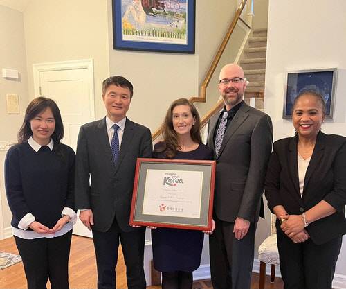 지난해 12월 미국 뉴욕주 북서부에서 폭설에 갇힌 한국인 관광객 9명을 구한 미국인 알렉산더 캠파냐씨 부부(왼쪽  세번째, 네번째)에게 한국 여행을 선물한 한국관광공사 박재석 뉴욕지사장(왼쪽 두번째).<한국관광공사 제공>